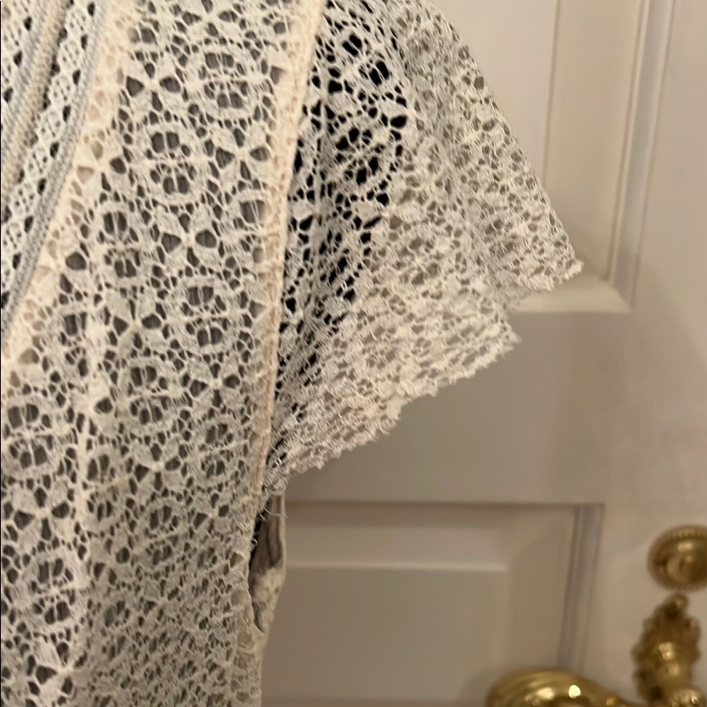 Elegant Lace V-Neck Top - Picture 4 of 6